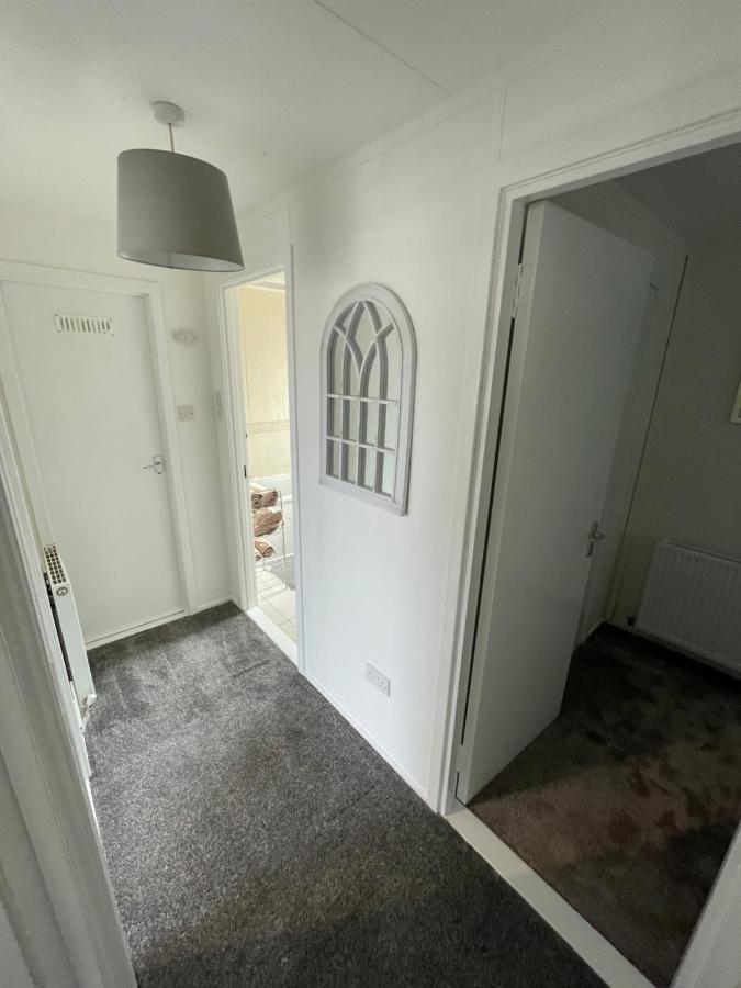 1-Bedroom Semi-Detached Chalet In Uddingston, Glasgow Exterior foto